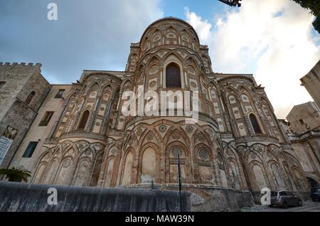 Monreale, Italien, Sizilien. 20. August 2015. Die Piazza di Monreale, die Basilika, die Brunnen, Touristen. Stockfoto