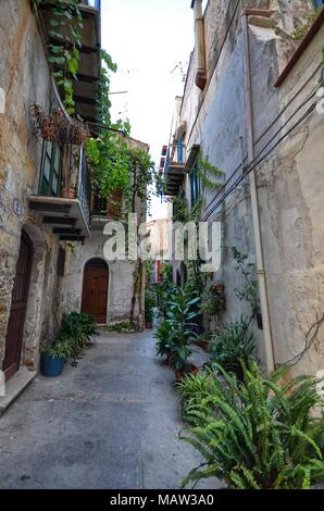 Monreale, Italien, Sizilien 20. August 2015. Die Gassen von Monreale, Vasen in der Blüte, kleinen Balkon, Blick auf den Ort. Kleine Häuser. Stockfoto