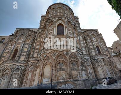 Monreale, Italien, Sizilien. 20. August 2015. Die Piazza di Monreale, die Basilika, die Brunnen, Touristen. Stockfoto