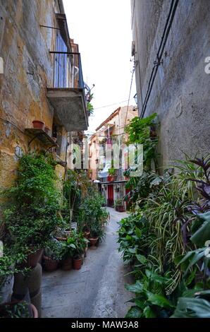 Monreale, Italien, Sizilien 20. August 2015. Die Gassen von Monreale, Vasen in der Blüte, kleinen Balkon, Blick auf den Ort. Kleine Häuser. Stockfoto