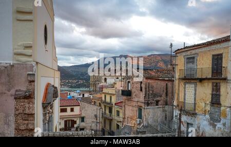 Monreale, Italien, Sizilien 20. August 2015. Die Gassen von Monreale, Vasen in der Blüte, kleinen Balkon, Blick auf den Ort. Kleine Häuser. Stockfoto