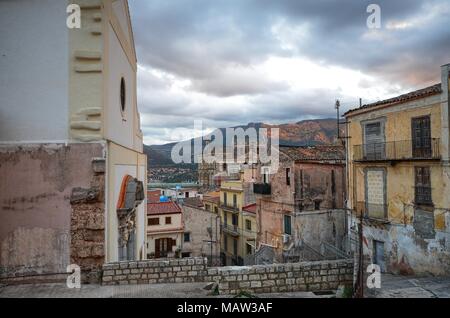 Monreale, Italien, Sizilien 20. August 2015. Die Gassen von Monreale, Vasen in der Blüte, kleinen Balkon, Blick auf den Ort. Kleine Häuser. Stockfoto