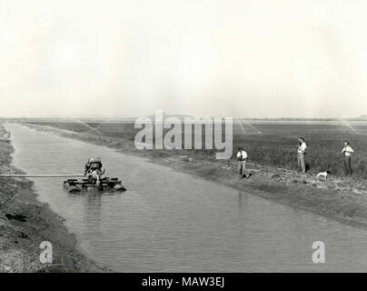 Irrigational Kanal mit schwebenden Bewässerung Pumpen, Rhodesian Auswahl Vertrauen, Kafue Pilot Polder, Sambia, Süd Rhodesien 1957 Stockfoto