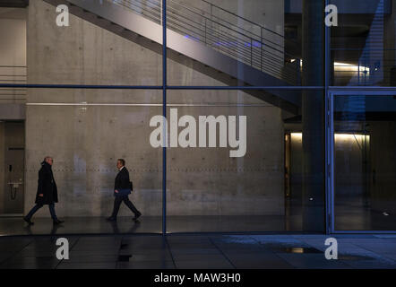 Männer gehen in die Paul Lobe Haus Berlin, Deutschland zueinander. Stockfoto