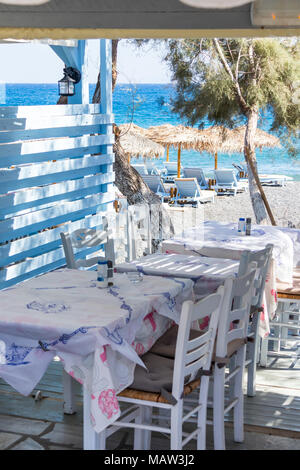 Restaurant Terrasse direkt am Strand in Kamari auf der Insel Santorin Stockfoto