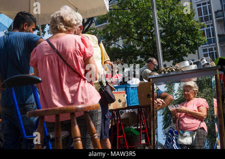 Menschen besuchen einen Flohmarkt in Berlin, Deutschland. Stockfoto