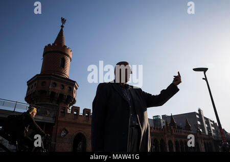 Ein Mann gestikuliert wütend durch die Oberbaumbruecke in Berlin, Deutschland. Stockfoto