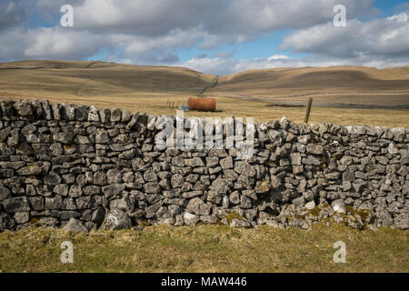 Wandern entlang Mastiles Lane zwischen Malham Tarn und Kilnsey in Bösingen North Yorkshire Stockfoto