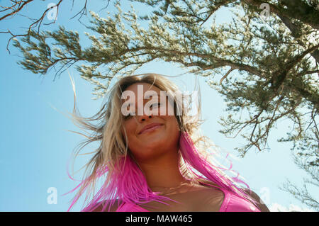 Eine lächelnde Frau mit Blick in die Kamera in Maui, Hawaii. Stockfoto