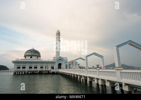 Berühmte schwimmende Moschee Masjid al BADR 1000 SELAWAT mit blauen Himmel als Hintergrund in Pulau Pangkor, Perak, Malaysia. Stockfoto