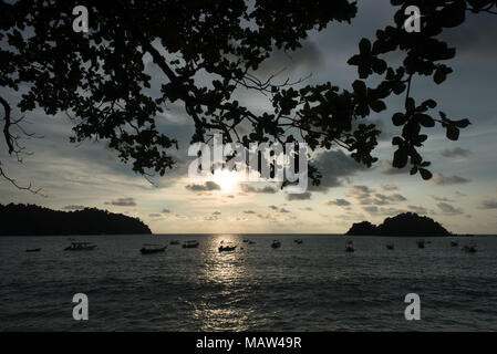 Panorama Blick auf den Sonnenuntergang und die Silhouette von Bäumen und Boote am Strand in Teluk nipah Strand in Pangkor Island gelegen, Pulau Pangkor, Perak, Malaysia Stockfoto