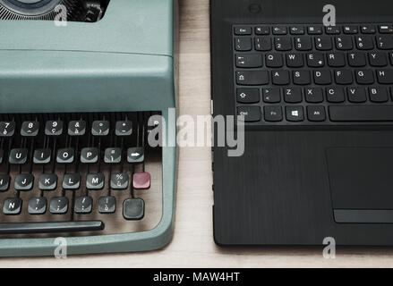 Eine Schreibmaschine auf einem Laptop. Stockfoto