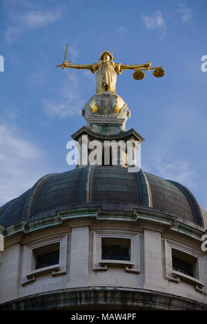 Oberen Abschnitt der Kuppel und der Statue der Muttergottes Gerechtigkeit auf dem Old Bailey, London, UK. Stockfoto