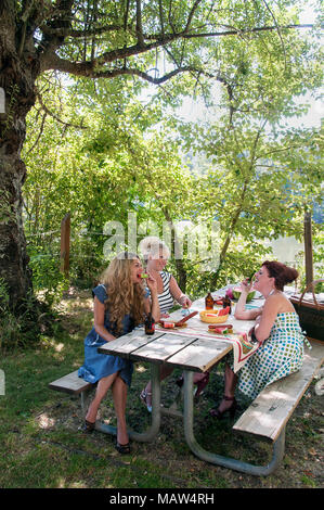 Drei Frauen genießen ein Picknick auf Sauvie's Island. Oregon. Stockfoto