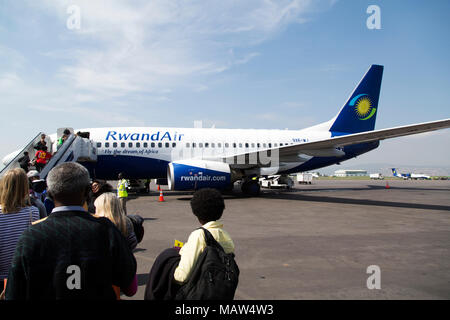 Ein Rwandair Flugzeug am internationalen Flughafen von Kigali. Der Flughafen ist die Drehscheibe für Rwandair Flüge. Stockfoto