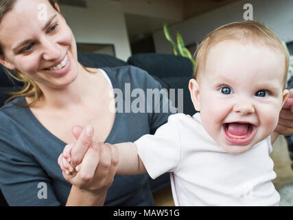 Eine Frau, die das Spielen mit Ihrem 6 Monate alten Baby girl Stockfoto