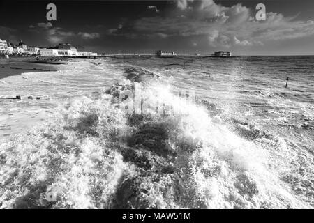 Sturm über dem Victorian Pier in Worthing, West Sussex County, England, Großbritannien Stockfoto