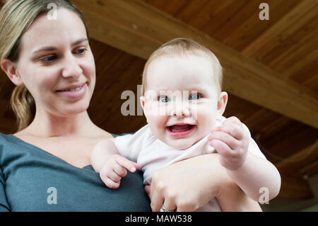 Eine Frau ihren 6 Monate alten Baby girl Holding Stockfoto