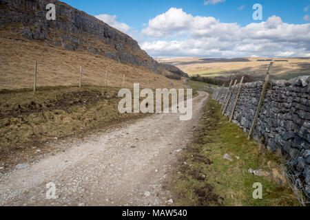 Wandern entlang Mastiles Lane zwischen Malham Tarn und Kilnsey in Bösingen North Yorkshire Stockfoto