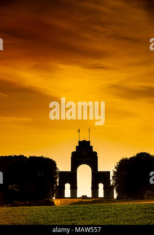 Frankreich, Picardie, Somme - Die thiepval Gedenkstätte - spät abends am Denkmal für die Soldaten und Offiziere fehlt in der Schlacht um die So engagiert Stockfoto