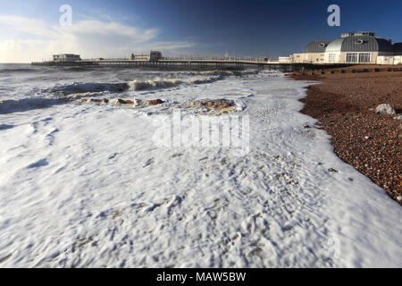 Sturm über dem Victorian Pier in Worthing, West Sussex County, England, Großbritannien Stockfoto