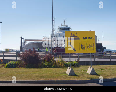 Der Hafen in Horten Vestfold Norwegen, wo ein Passagier- und Autofähre linienüberquerung ist der Oslo Fjord, Verkehrsschild auf die Fähren Stockfoto