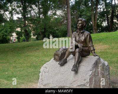 Statue von Königin Sonja im Royal Palace Park in Oslo, Norwegen, dargestellt Wandern in den norwegischen Bergen, einem beliebten Freizeit Stockfoto