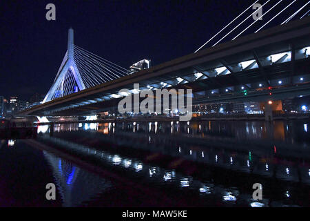 Night Shot der Leonard S. Zakim Bunker Hill Memorial Bridge über den Charles River in Boston, Mass., USA. Stockfoto