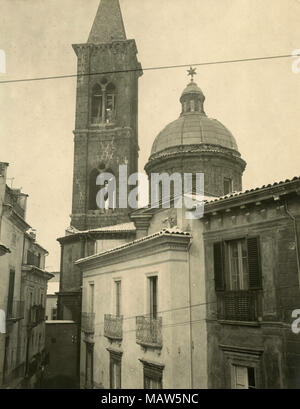 Glockenturm der Kirche von S.S. Annunziata, in Sulmona, Italien 1900 Stockfoto