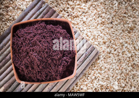 Acai Pulver in Schüssel auf Holz- Hintergrund Stockfoto