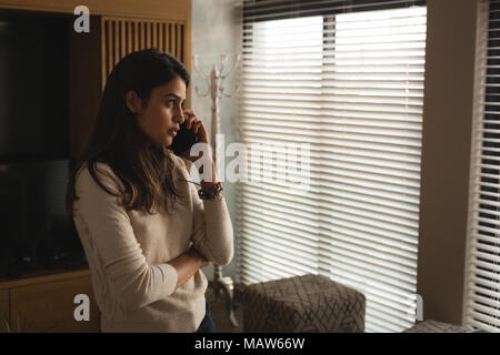 Frau am Handy Stockfoto