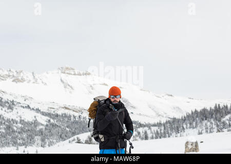 Männliche Bergsteiger holding Skistock auf einem Berg jetzt Stockfoto