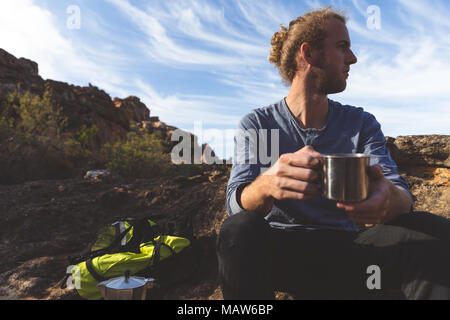 Männliche Wanderer Kaffee in der Landschaft Stockfoto