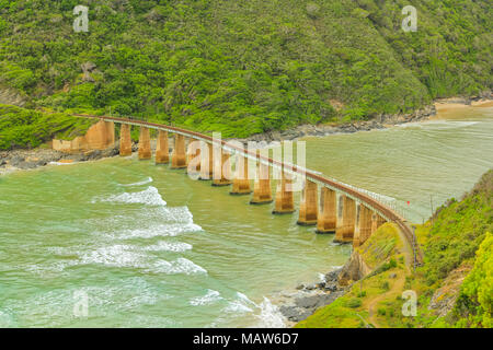 Luftbild des Kaaimans River Eisenbahnbrücke von beliebten Dolphin Point Lookout an der Garden Route in der Nähe von Wilderness, Westkap, Südafrika. Stockfoto