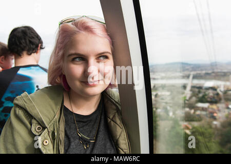 Eine junge Frau im Portland aerial tram. Stockfoto