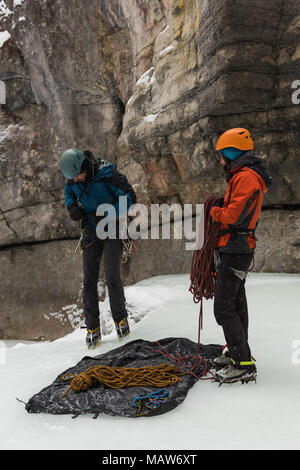 Männliche Kletterer tragen Kabelbaum in der Nähe von Rocky Mountain Stockfoto