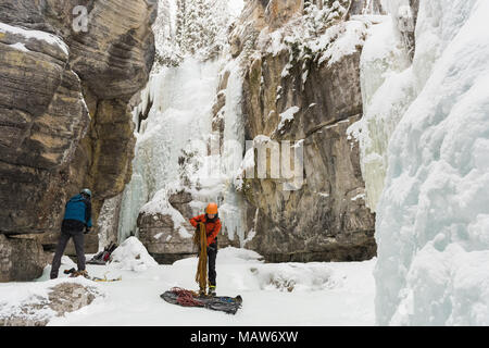 Männliche Kletterer tragen Kabelbaum in der Nähe von Rocky Mountain Stockfoto