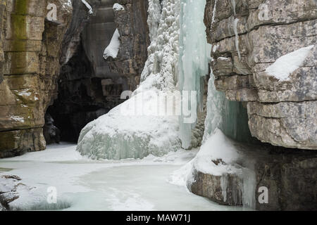 Rocky Ice Mountain im Winter Stockfoto