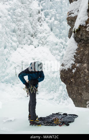 Männliche Kletterer tragen Kabelbaum in der Nähe von Rocky Mountain Stockfoto