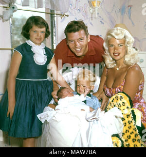 JAYNE MANSFIELD (1933-1967), US-amerikanische Schauspielerin mit zweiter Ehemann Mickey Hargitay und Kinder von Links: Jayne, Mickey Jnr, Zoltan etwa 1960 Stockfoto