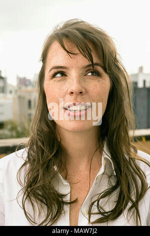 Eine Frau mit Sommersprossen lächelnd. Stockfoto