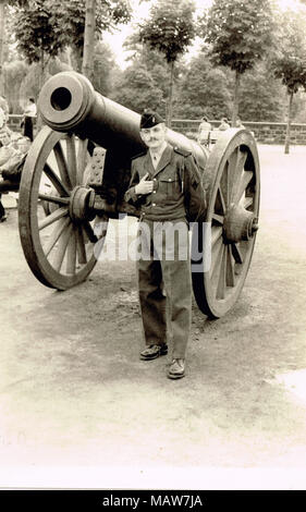 Französischer Soldat in der Nähe eine alte Pistole, fotografisches Tagebuch eines jungen französischen Soldaten in Marokko Stockfoto