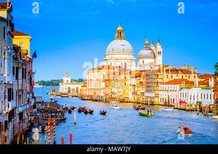 Traumhafte Aussicht auf den Canale Grande und die Basilika Santa Maria della Salute mit Booten und Gondeln, Venedig, Italien Stockfoto