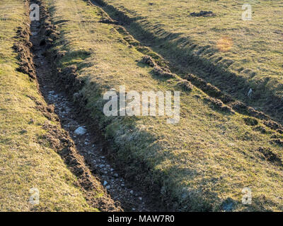 Wandern entlang Mastiles Lane zwischen Malham Tarn und Kilnsey in Bösingen North Yorkshire Stockfoto