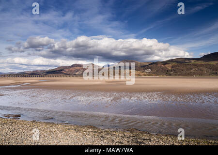 Sand bei Ebbe auf dem mawddach Estuary, Snowdonia, Wales, mit Berge und Wolken im Hintergrund Stockfoto