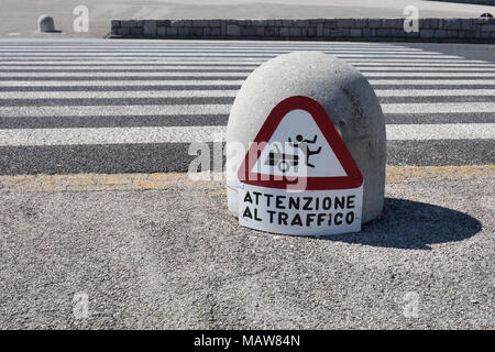 Schild Achtung Fußgänger Ampel in italienischer Sprache Stockfoto