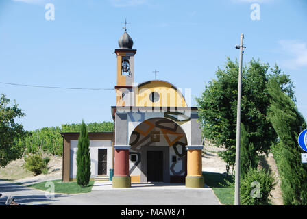 Kleine Kirche von Coazzolo gemalt von David Tremlett Stockfoto