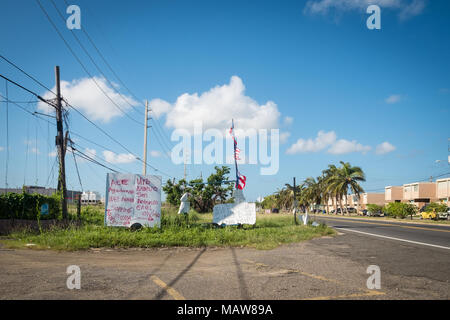 Aguadilla, Puerto Rico. 24. Oktober, 2017. Die Bewohner von Aguadilla Schilder auf der Straße betteln um Nahrung und Wasser ein Monat nach dem Hurrikan Maria die Insel verwüstet, Zerstören, Energie, Transport und Wasser Infrastruktur. Credit: Sara Armas/Alamy Reportage Stockfoto