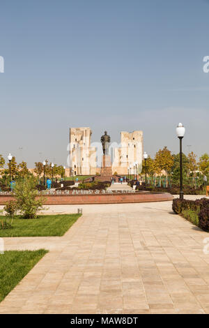 SHAKHRISABZ, Usbekistan - Oktober 16, 2016: Historical Park und Denkmal für Amir Timur auf den Hintergrund und die Ruinen des Ak-Saray Palace. Arbeitnehmer in Stockfoto