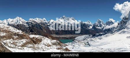 Everest, Lhotse, Makalu, cholatse Gipfeln und Gokyo See vom Renjo Pass Stockfoto